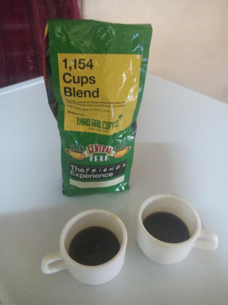 denna_kvote's tweet photo. Con razón iban tanto a #centralperk, este cafecito sabe a gloria. #friends. F.R.I.E.N.D.S https://t.co/JLHkFpSAdI