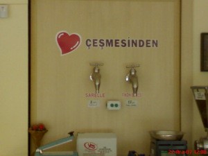 hnagy52's tweet photo. 1990larda Sağranın special mağazaları 300 yerde satış yapardı. İnsanlar Anadolu'da bu sayede çikolatayla tanıştılar. Sağra speciallerde dillere destan musluklu çikolata şelaleleri de vardı. Birinden fındık ezmesi diğerinden çikolata akardı. Ama bu zenginliği maalesef koruyamadık. https://t.co/mRrN1TBCVg