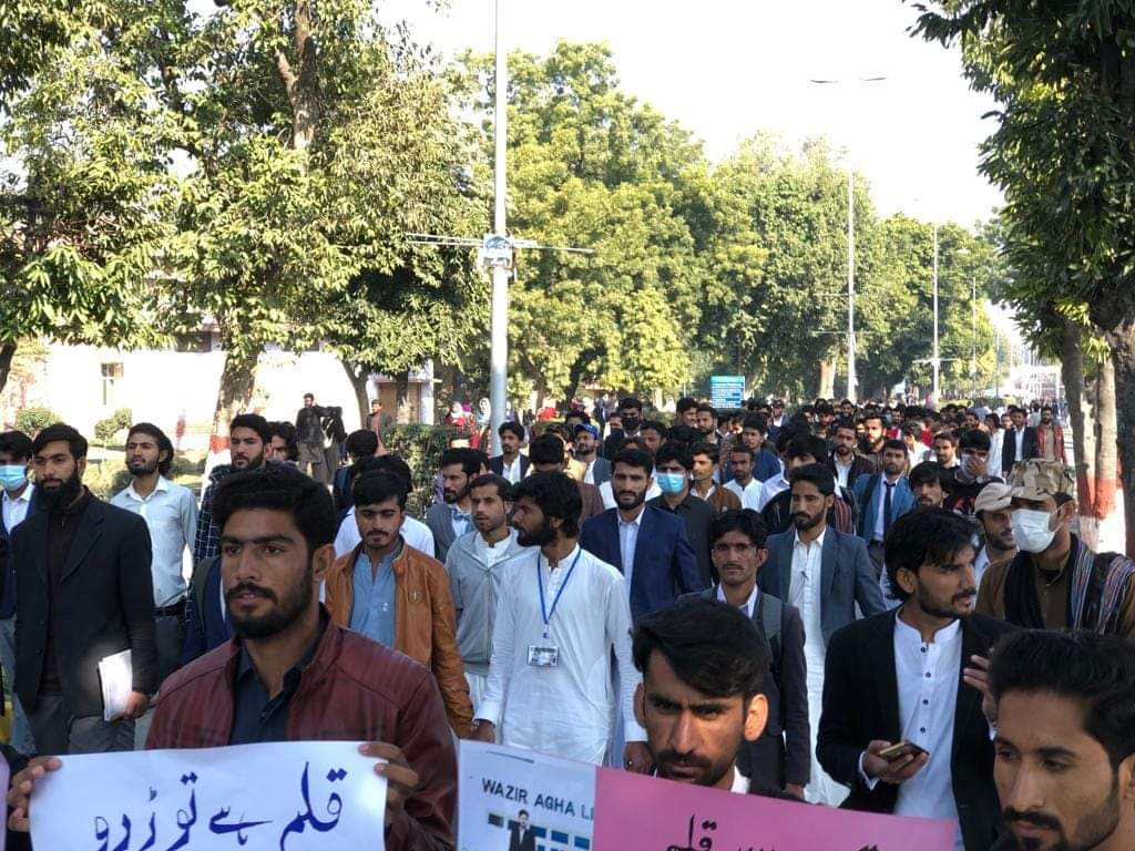 JamiatUOS_1947's tweet photo. 1.
Students organized a peace walk at University of Sargodha for the safe release of Siraj Noor
Siraj Noor is a student of Law at University of Sargodha,He was abducted on 30th of December 2k22 From hometown Gresha district Khuzdar
#IJTFORSTUDENTS
#JAMIATUOS
#ReleaseSirajNoor https://t.co/dS0CKLOCcs