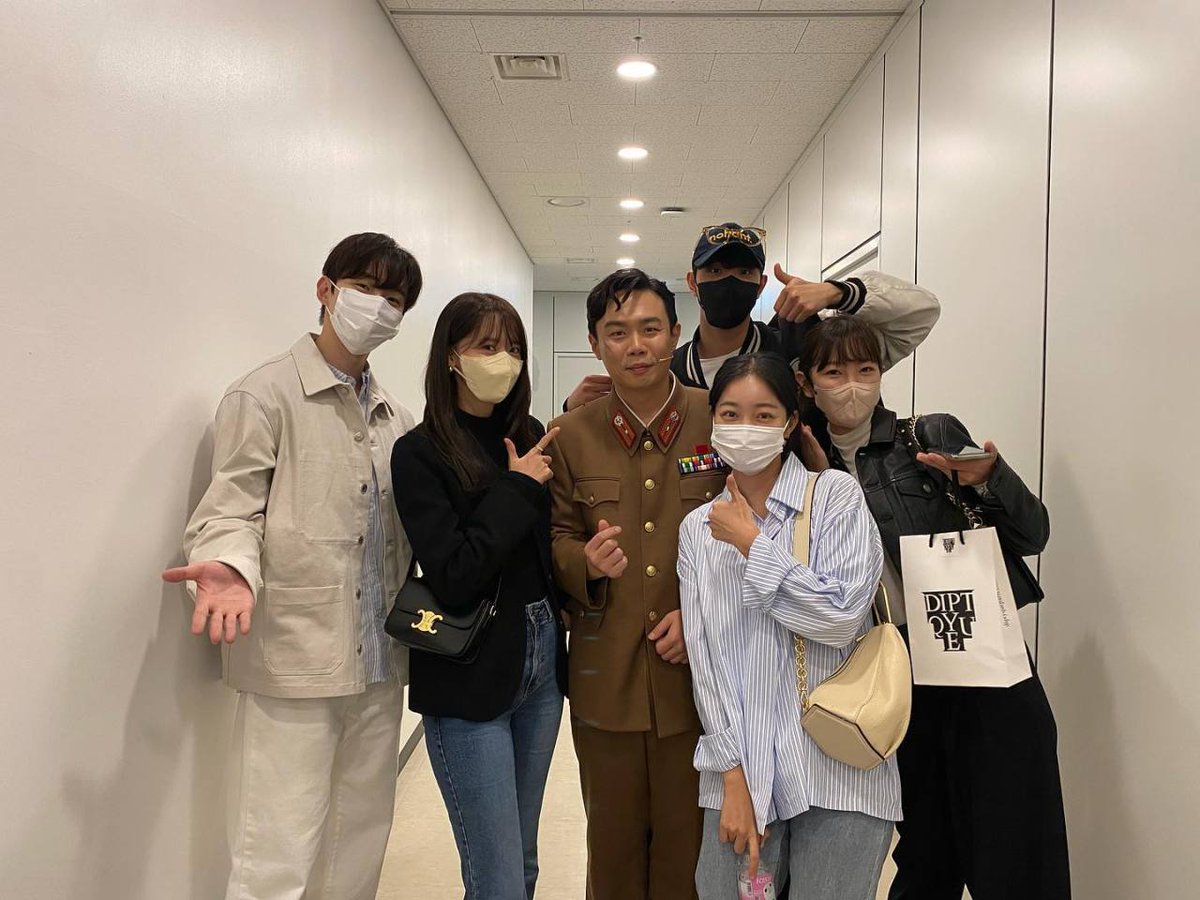 mystarmyangel's tweet image. My top 3 most loved teams that worked with YoonA have got to be #EXIT, #ConfidentialAssignment2 and #TheKingInLove teams (in no particular order)

You can totally tell how comfortable YoonA was with them.
And I know #KingTheLand will be added to this list soon once promos start