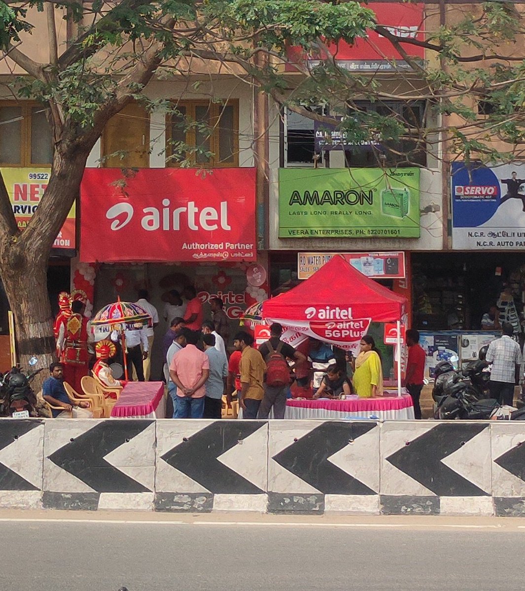 naveenk040's tweet photo. @VittalGopal 
This is how you educate your franchise / #airtel
Staffs to disturbing other retail shops while launching your products in the market

 #airtel5gplus. idiotic f**k**g peoples from #Airtel Kuniyamuthur, Coimbatore,TN. Disturbing other retails shops for their 5g launch https://t.co/ekNRQQQfdf