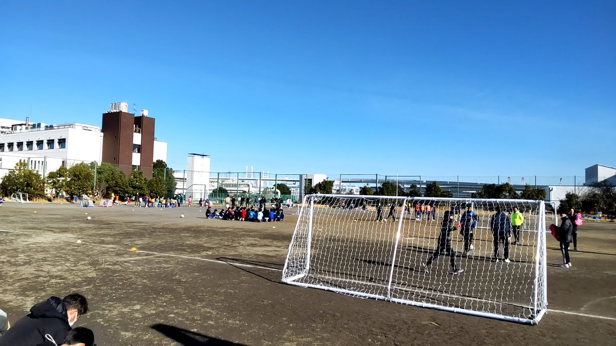 ksp_kokusai's tweet photo. 【つぶやき】
昨日、Ｊリーグクラブ  #YSCC 主催の
🔵2023ニューイヤーフェスタ🟠
に広報担当が参加しました⚽️

快晴の空の下、小学生から大人まで
楽しくボールを蹴りました。

「地域はファミリー」が理念のYSCCらしい
新年の親戚の集まりのような素敵なイベントでした😊

#初蹴り #株式会社KSP https://t.co/pqKSL2IOXB