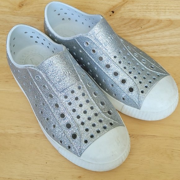 iqtelnet's tweet photo. So good I had to share! Check out all the items I'm loving on @Poshmarkapp #poshmark #fashion #style #shopmycloset #nativeshoes #cleanclear #thecremeshop: https://t.co/7fUhkCGRrs https://t.co/jnid6SyiFd