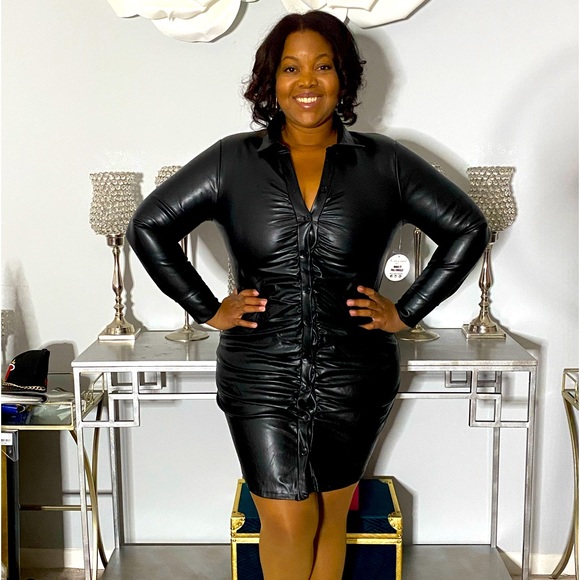 sunnieimorrison's tweet photo. So good I had to share! Check out all the items I'm loving on @Poshmarkapp #poshmark #fashion #style #shopmycloset #eloquii: https://t.co/3kd06OqrZj https://t.co/jK6N3DpZV1