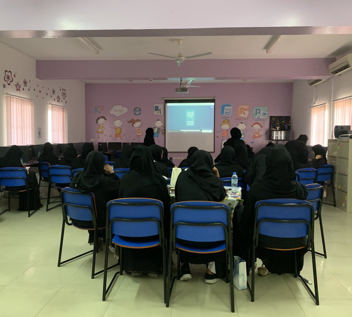 Alefia_School's tweet photo. #يحدث_الآن 
نفذت مديرة المدرسة الأستاذة: كوثر العلوية مشغلاً عن كيفية الدخول لنظام #المورد من البوابة التعليمية واستعادة كلمة المرور وأهم المميزات في النظام 

#تعليمية_جنوب_الشرقية 
#مدارسنا_مستقبل_واعد https://t.co/ktgqHFWfac