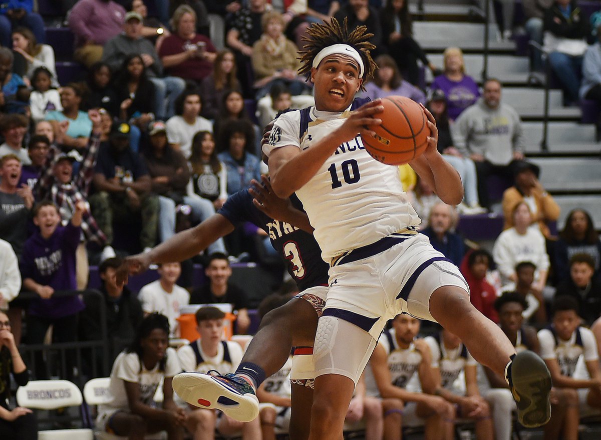 sports_drc's tweet photo. The Denton High boys basketball team built an early lead and fended off several Ryan runs to take a 58-51 win Tuesday night at DHS.

With the victory, the Broncos remain unbeaten in district play while the Raiders look for their 1st district win.
https://t.co/lyuh33mSJr https://t.co/XZ0JeCCOux