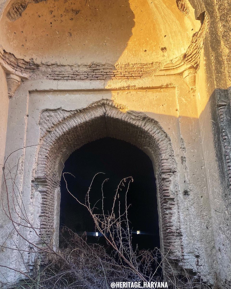 BhanwalaVinit's tweet photo. Moreover, about 200 meters from the Meham Baoli in Meham town, Rohtak, there are two unknown and unprotected tombs which has no written records. However, this tomb is also poorly preserved and is used by people to store cattle fodder and cow dung. #heritageharyana #monuments https://t.co/hVcPuFGOyu