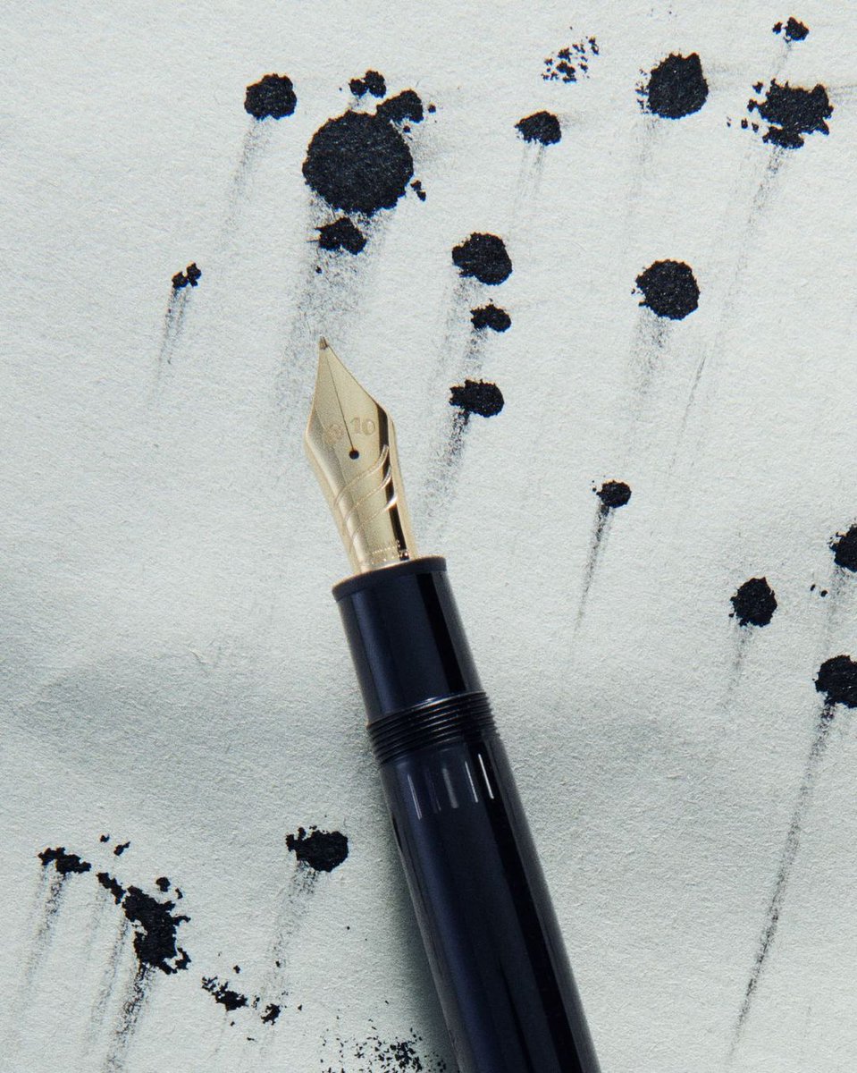 Rotap's tweet photo. Kıvrımlı uca sahip #Montblanc #Meisterstück Great Masters Calligraphy 149 dolma kalemle tanışın.
Hat sanatının hareketlerinden ilham alan, el yazısı sanatını ve ince işçilik tutkusunu kutlayan belirgin bir siluet.
#Rotap #fountainpen #luxury https://t.co/b5r91WD1xe