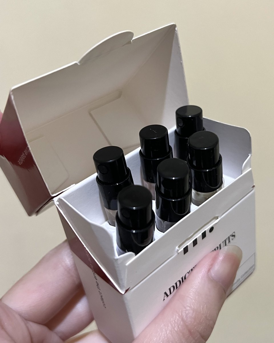 nna's tweet image. SUMPAH GEMES BGT GAK SIIII 👀

kyk kotak rokok tp bkn rokok yagak wkwk. tp isinya perfume guys 😌 klo aku review wangi2 nya kira2 pd tertarik ndak? #racuninparfum