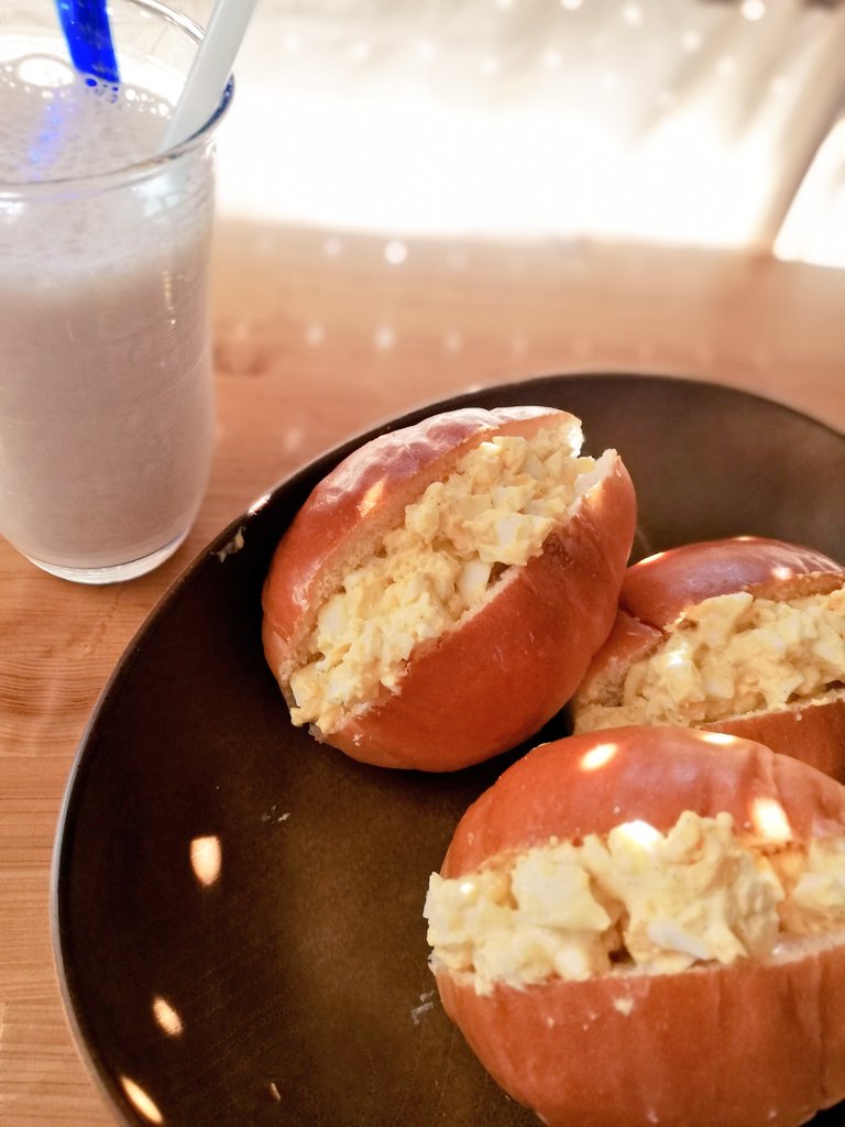 ランチ
今日は朝から'一週間の食費分の贅沢'をしてしまったので

お昼は、人類の到達点『ﾊｲｺｽﾊﾟ.ｵﾌﾞ.ｻﾞ.〈FiveThousand〉ｲﾔｰﾒｼ』たまごサンド！ &🍓🍌シントー😋

タイマーをエバンスの奏でる『愛するポーギー』にしてるせいで、毎度聴き惚れてガス止めるのが遅れますいただきます🙏