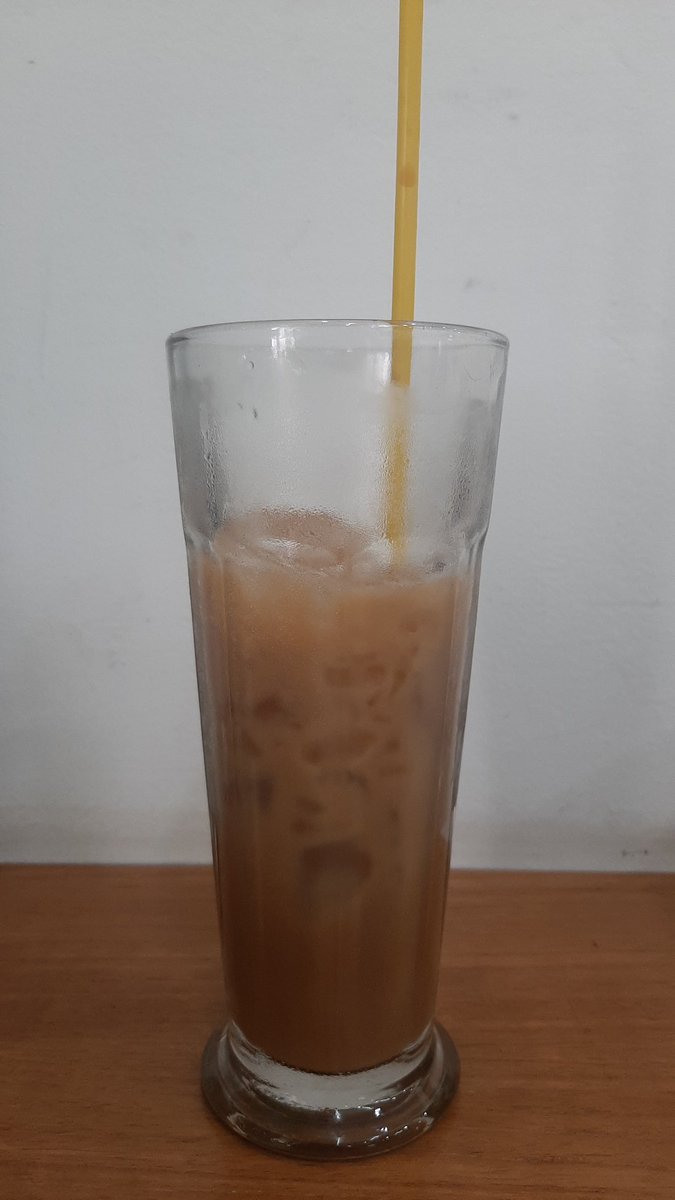 kalbaar's tweet photo. Gelasnya pun estetik padahal goodday ice doang...😊😊 https://t.co/rKfJ8t5N24