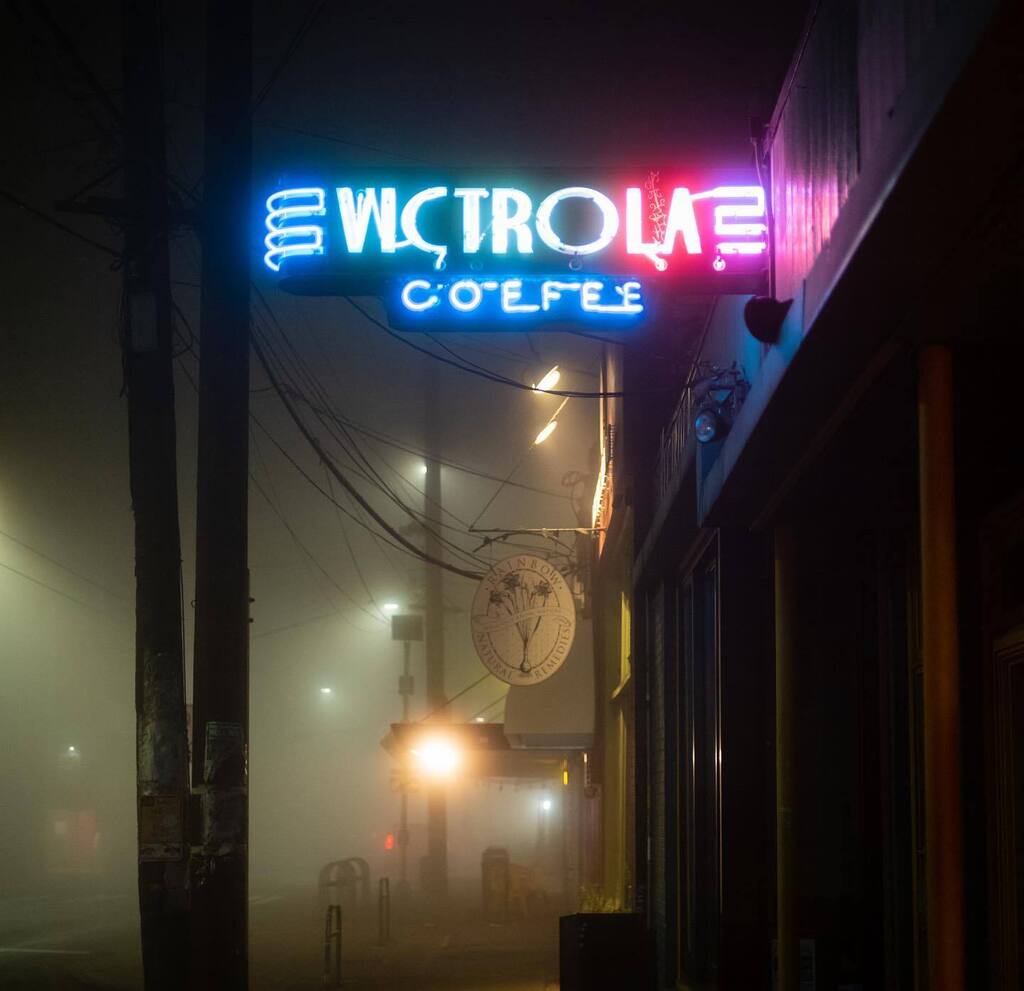stirwise's tweet photo. Little cat feet
.
.
#fog #nightcrawler #seattleafterdark #capitolhillseattle #seattlestreet #streetphotography #leicam #leicam10 #konica #mhexanon https://t.co/SABnQ7zTt5