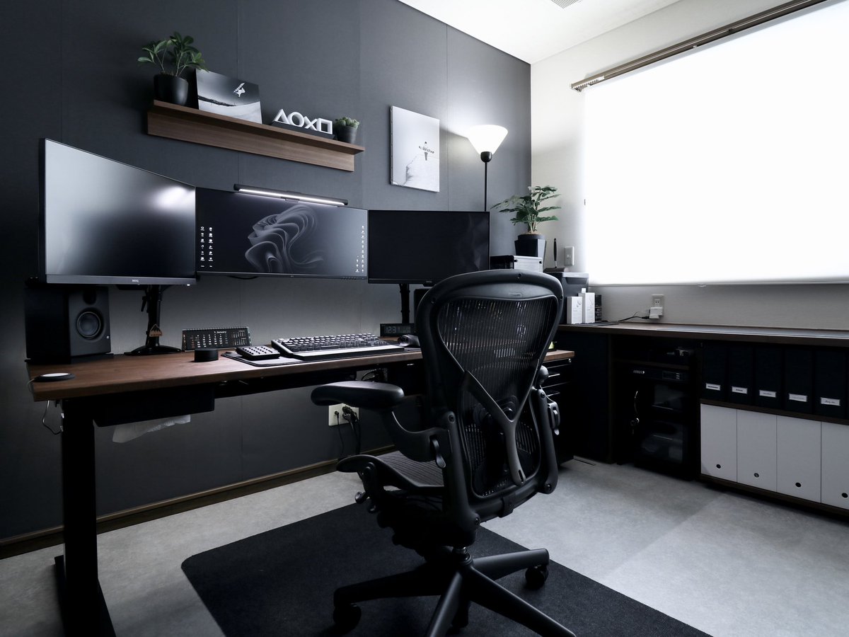 rectodsn's tweet photo. Desk Setup 2023ver.です。
モノトーンばかりの書斎ですが、今年もよろしくお願いします！

#お前らのpcデスク周り晒していけ
#お前らのPCデスク周り晒してけ
#デスク周り
#desksetup 
#書斎作り
#ルームツアー
#モノクローム https://t.co/fFMj5T23zB