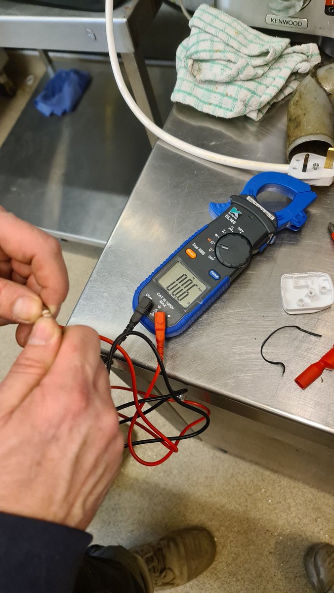 Great start to the new year 😀.

New oven fitted , no power . Dead as a do do.

No pressure to get it sorted for tomorrow nights event. 

#commercial #catering #Wakefield