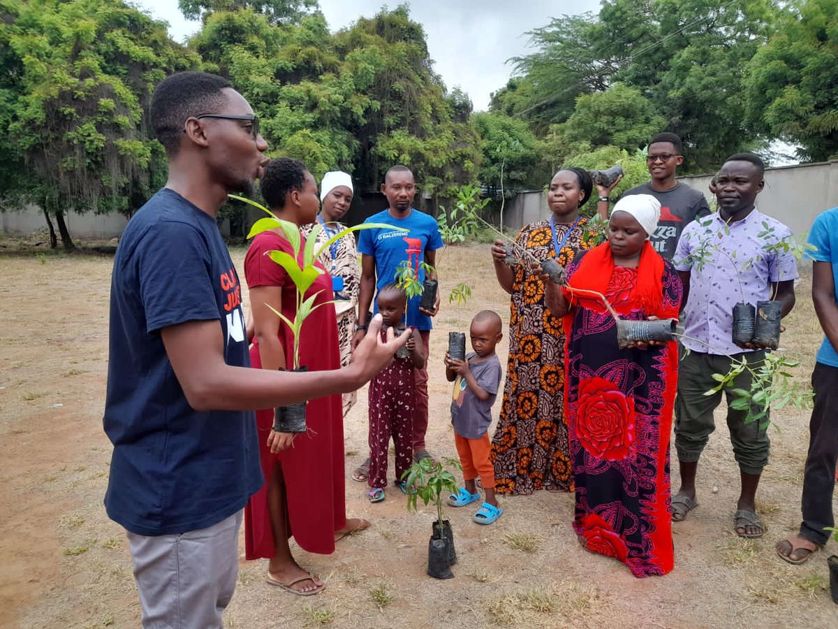 Manuh_Mmoja's tweet photo. Happy new year to me, what a celebration, thank you friends for supporting me celebrate in a special way #HBDGona #Trees4Birthdays #ClimateJusticeNow https://t.co/tOli8vhmCw