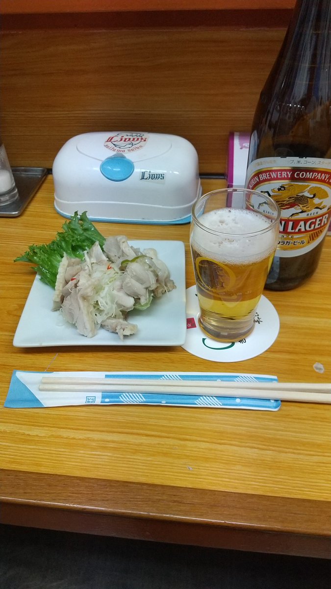 NabechanF's tweet photo. あけましておめでとうございます。
#立ち飲みスタジアムなべちゃん
今年の営業開始しました。
今日はもしかしたらそろそろ営業終了かも知れませんが（ちゃんと聞けば良かった）、明日からも楽しく営業。
今年もよろしくお願いします！

なお、3連休は日曜日のみお休みです。 https://t.co/tS6JssbHJX