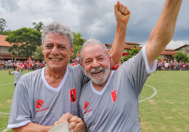 SergioAJBarrett's tweet photo. O Chico Buarque finalmente vai receber o Prêmio Camões, o mais importante da literatura portuguesa, com a rubrica do Lula. 
Quem iria imaginar que, desde 2019, o Bolsonaro debochava e se recusava a assinar a honraria ao brasileiro? https://t.co/TaiarTkLtY