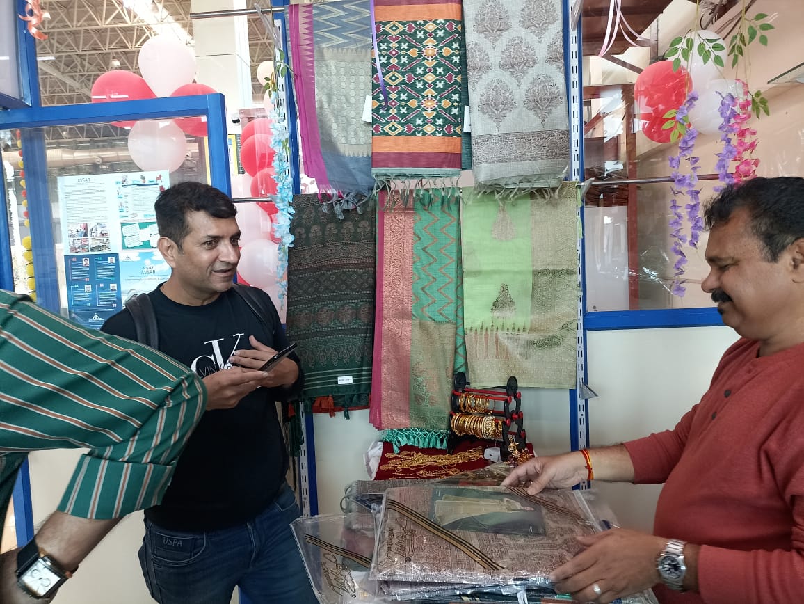 aaiblgairport's tweet photo. All Passengers are appreciating the initiative taken by #AAI for showcasing local products by #SelfHelpGroup under #AVSAR sscheme.7th SHG outlet is running in SHA &amp; response is good.
@AAI_Official @MoCA_GoI 
@ragapriyaRudra @KarnatakaKsrlps @PIB_India @MIB_India @AmritMahotsav https://t.co/ha8IKWRRkL