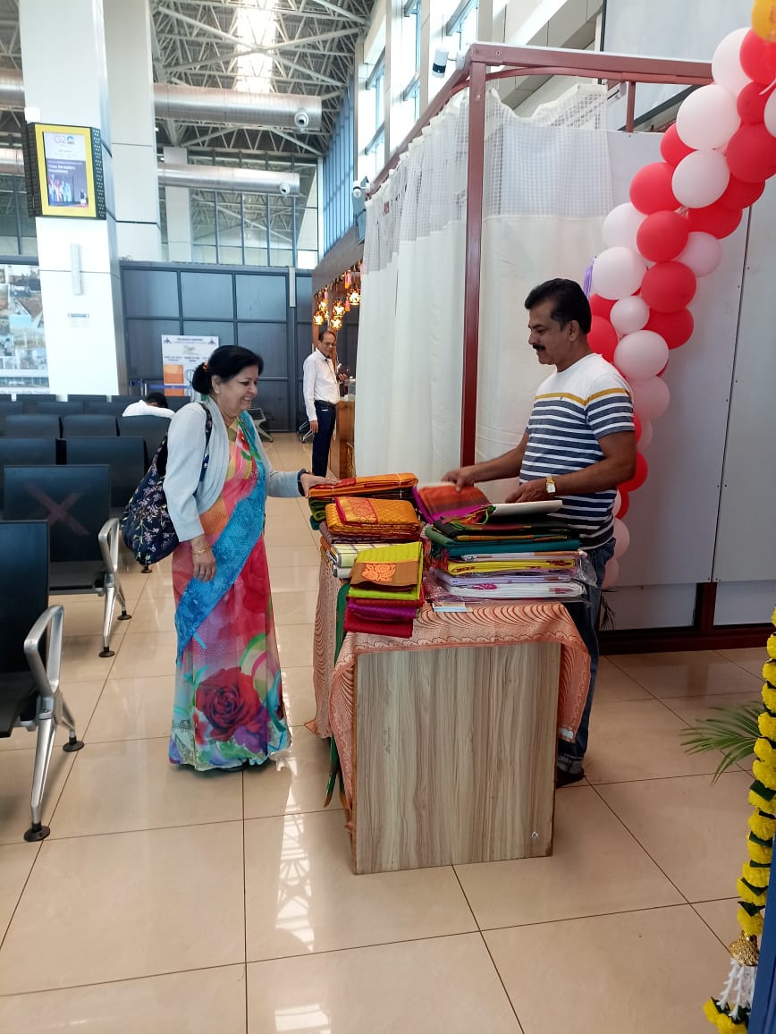 aaiblgairport's tweet photo. All Passengers are appreciating the initiative taken by #AAI for showcasing local products by #SelfHelpGroup under #AVSAR sscheme.7th SHG outlet is running in SHA &amp; response is good.
@AAI_Official @MoCA_GoI 
@ragapriyaRudra @KarnatakaKsrlps @PIB_India @MIB_India @AmritMahotsav https://t.co/ha8IKWRRkL