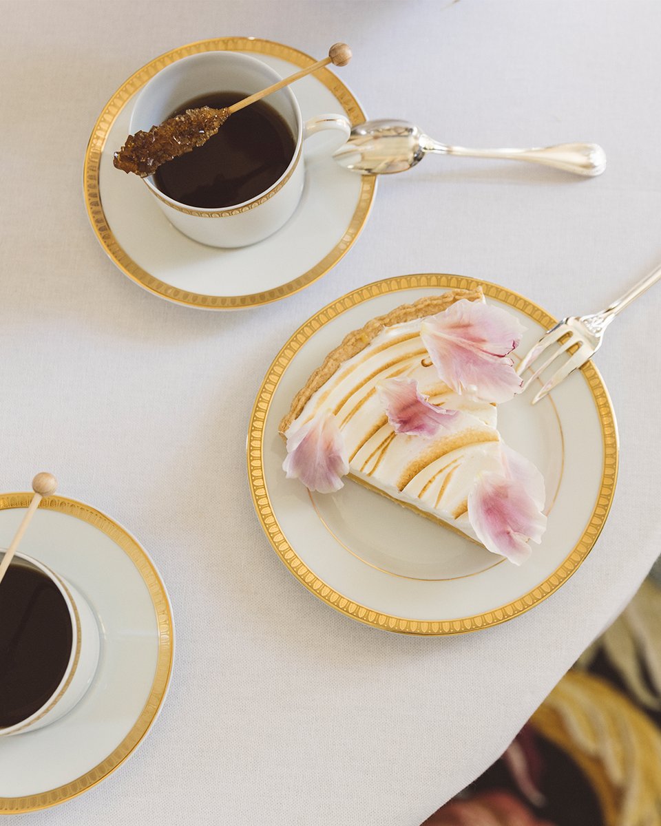 Christofle1830's tweet photo. There is a sweet feeling in the air. The white Malmaison Limoges porcelain with its gold rim creates an ideal palette to elevate any occasion.
Discover the collection on https://t.co/eaPj0abMCN
#christofle #malmaisoncollection #teatime #Silver https://t.co/P9M6l4xMen