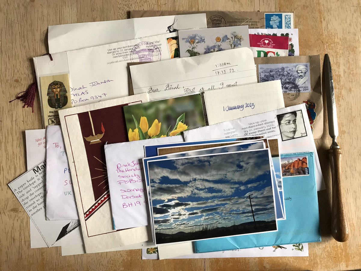 letterappsoc's tweet photo. Dear Fellow Humans, Please write letters. Cast them far and wide to friends, family, or famous folk if you like. Some will reply and I promise they will completely brighten your day (as will the writing of them). Yours in letter writing, Dinah ☺️✉️☀️ https://t.co/GH0oknLnGE