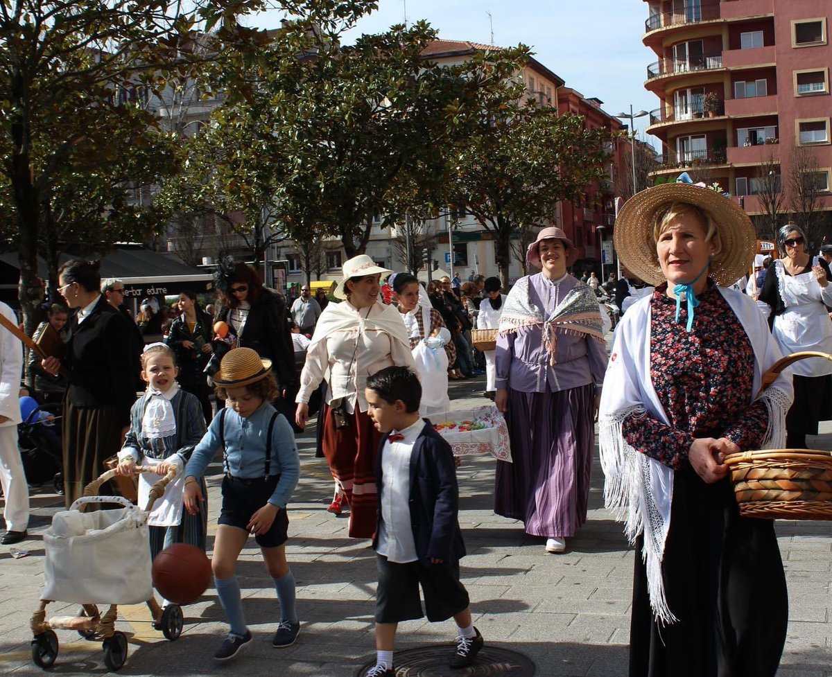 Otsailaren 12an Irunen ospatuko den Iñudeen eta Artzaien konpartsa antolatzen hasi gara.

Bilera bat egingo dugu urtarrilaren 8an Behobiako auzo elkartean eguerdiko 12:00etan. 

Dantzariek izena emateko aukera izango dute eta konpartsa osatzen duten pertsonaiak banatuko dira.