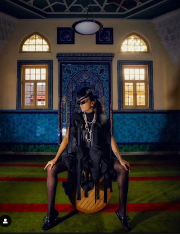 Camii'de verilen bu edepsiz poza, kendini Kemalist olarak tanımlayan ışıklı bireyler sahip çıkmış!

Birazcık bile İslam hassasiyeti olan biri buna sessiz kalamaz! Toplum vicdanını yaralayan bu şahısa Adalet makamları haddini bildirmeli!
#EdaTaşpınarHaddiniBil