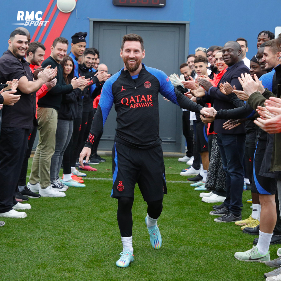 RMCsport's tweet photo. 🇦🇷 Pour son retour à l'entrainement du PSG, Lionel Messi a eu droit à une haie d'honneur de ses partenaires. Il a aussi reçu un petit trophée de la part du club pour fêter ce sacre. 

https://t.co/9yHjYHftMv https://t.co/IDTy7SvlNj