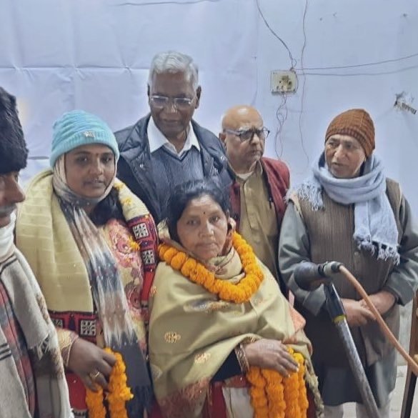 CPI GS @ComradeDRaja felicitated Comrade Chinta Devi for getting elected as Deputy Mayor of Gaya Municipal Corporation. As a committed soldier of CPI, her journey of starting as a sweeper, leading the union of sanitation workers to becoming Deputy Mayor is inspiring. @CPIBihar