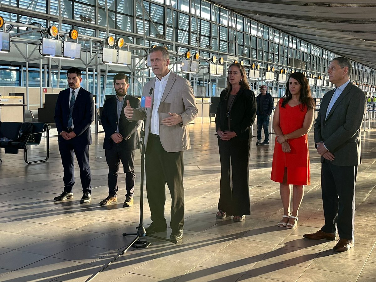 #AgendaMTT🗓 El ministro <a href="/JuanCaMunozA/">Juan Carlos Muñoz Abogabir</a> junto a la subse de Turismo, <a href="/VeroKunze/">Verónica Kunze</a>, <a href="/AeronauticaCL/">Junta de Aeronáutica Civil</a> y @Sernac  refuerzan el llamado a informarse sobre los derechos de los pasajeros aéreos que establece la ley del consumidor

 📲 + info en derechosdelpasajero.jac.gob.cl