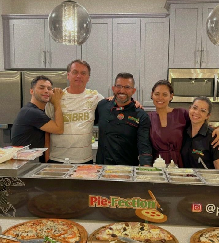 joaodoresenha's tweet photo. E essa camisa que o Bolsonaro apareceu aqui? https://t.co/bUEFJ46CuI