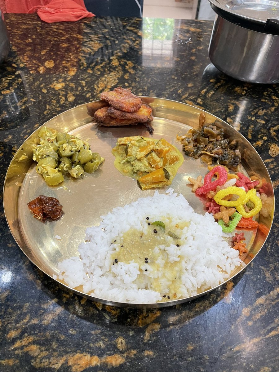mukuvacha's tweet photo. Aaytha Oota ? #bhukkadbawarchi
Clockwise
Pikkale Kelen phodi
Karate talasani
Alphabet fryums
Sheeth
Daalitoy
Adgai
Ghosale upkari
Avial in the Center
#lunch #amchi https://t.co/k0xI68bNz4