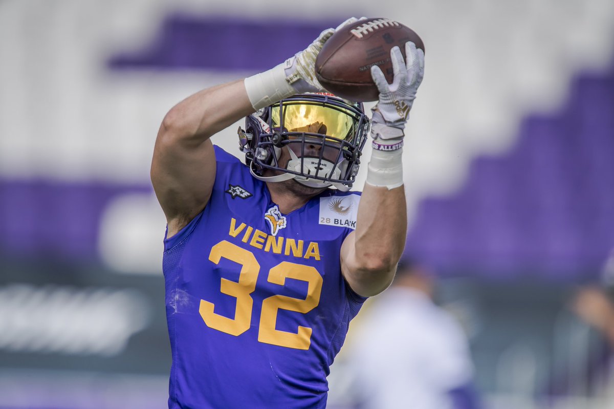 ViennaVikings's tweet image. „That‘s just great hands by Horvath!“ ✌🏽

#Interception #PurpleReign #AufSchiach #ViennaVikings 
📸 @HJirgal | @luishorvath_32