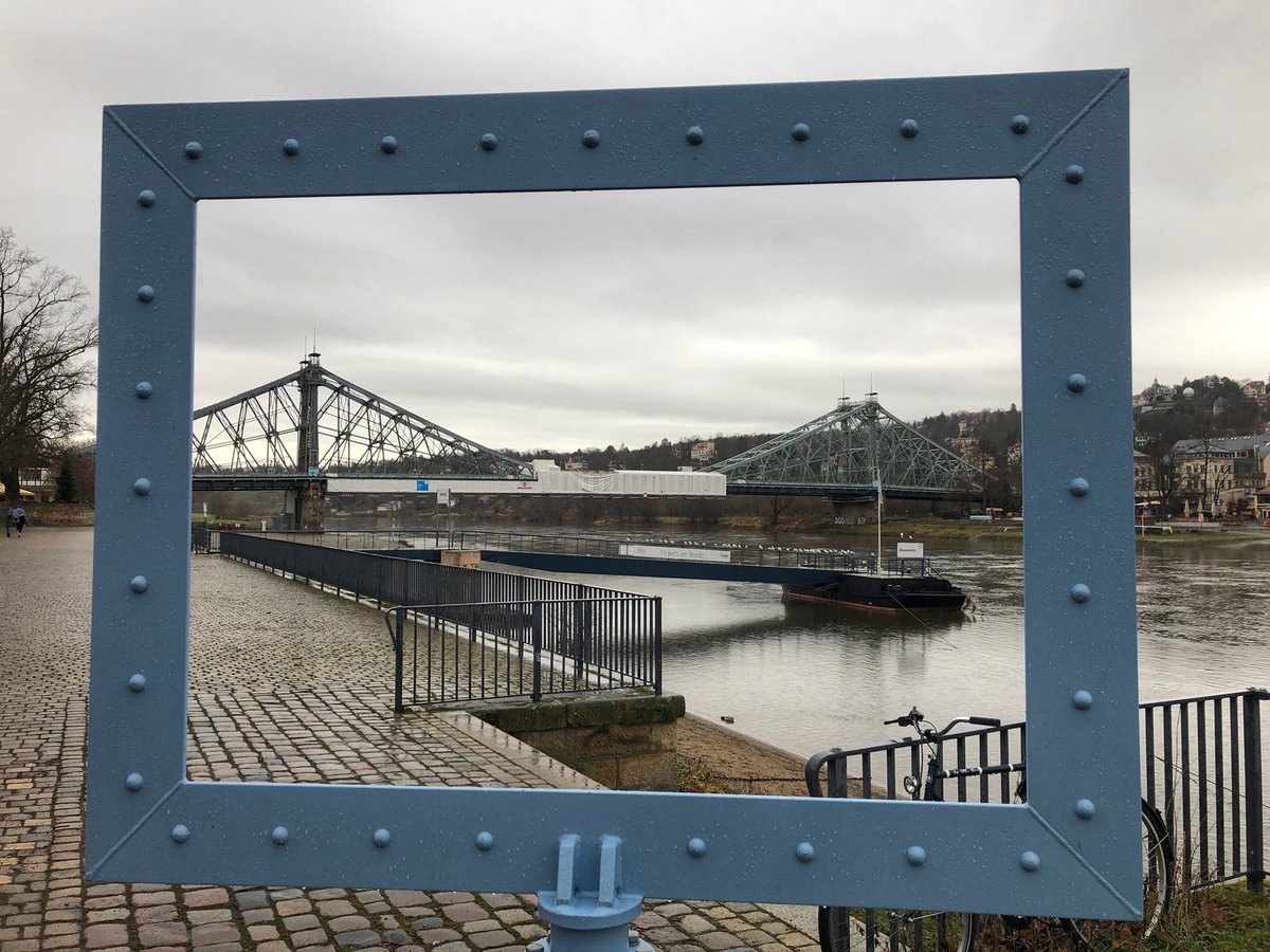 Hochtouren's tweet photo. auch in #Dresden Blasewitz gibt es jetzt einen „Bilderrahmen“ im neuen Blauton der Elbbrücke Blaues Wunder; aktuell aber kein Himmelsblau denn es regnet bei 9°C, Elbpegel 2,12m https://t.co/uD9fucpNr2