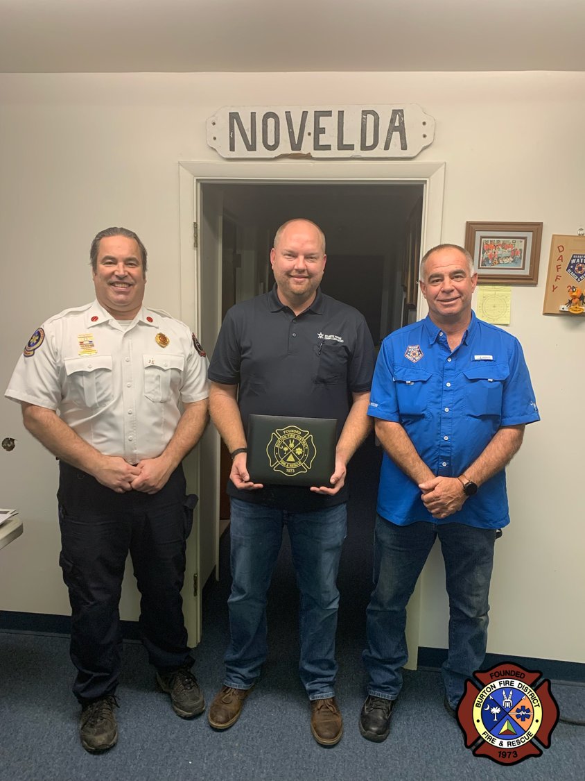 BurtonFD_SC's tweet photo. Last night #BurtonFD presented Brandon Ulmer with an Immediate Responder Lifesaving award for utilizing his #JACOBkit to @StopTheBleed at an MVC with severe trauma. This is the 2nd time #JACOBkit has saved a life. Brandon is also a volunteer with @BeaufortMRS. @strategicfire https://t.co/QJtLxHH5jb