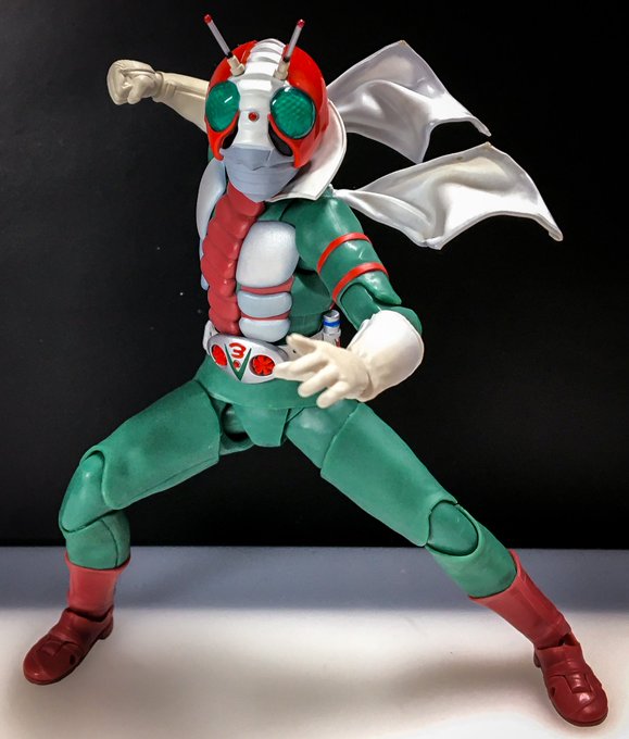 真骨彫の仮面ライダーV3、布製のマフラーをワイヤー入りのPVCシートに交換した。
このマフラー、デフォのは簡単なネクタイ型の布だけど本当はこんなふうに大きめの布が重さで畳まれて細く見えるってタイプ。
個人的にこういう小さい布ほど細かい皺があった方がカッコよく見えると思う。(h 