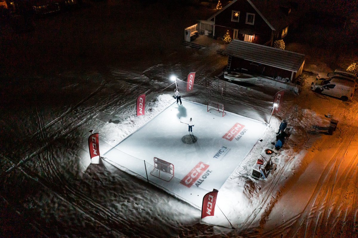 Rasmus på Siljan News och Daniel på <a href="/Backbone_prod/">BACKBONE production</a> hälsade på hemma på rinken en kväll när jag och Viggo var ute och lekte lite.
#CCM #Allout #Celly

Läs gärna artikeln här 👉siljannews.se/leksand/vart-v…