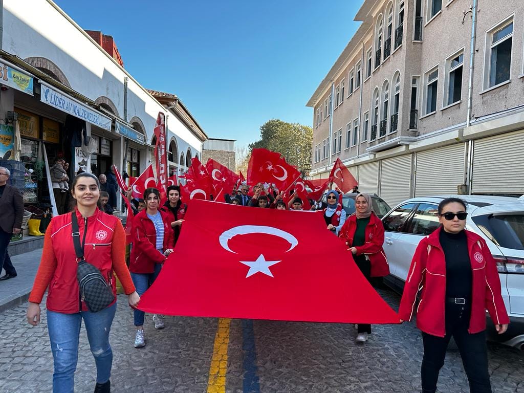 Gençlik Merkezlerimiz tarafından 5 Ocak Adana'nın Kurtuluşunun 101. Yılı Kutlamaları kapsamında Ziya Paşa parkında düzenlenen 'Gençler Ecdadın İzinde' programında her yer şanlı Türk Bayrağımızla 🇹🇷🇹🇷donatıldı.
