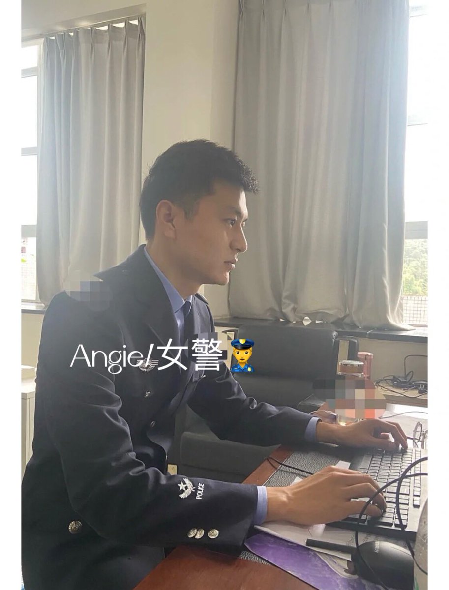 每天对着英姿飒爽的同事，脑子里全是不干不净的幻想。🤤