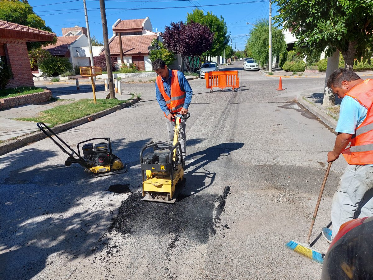 TWAMADERNA's tweet photo. Desplegamos el equipo de bacheo en Fray Luis Beltrán entre Condarco e Irigoyen.
Tareas que realizamos en distintos sectores de la ciudad y que nos ayudan a mejorar las calles de nuestra comunidad.

#TenésTrelew https://t.co/S6hN16Gkdd
