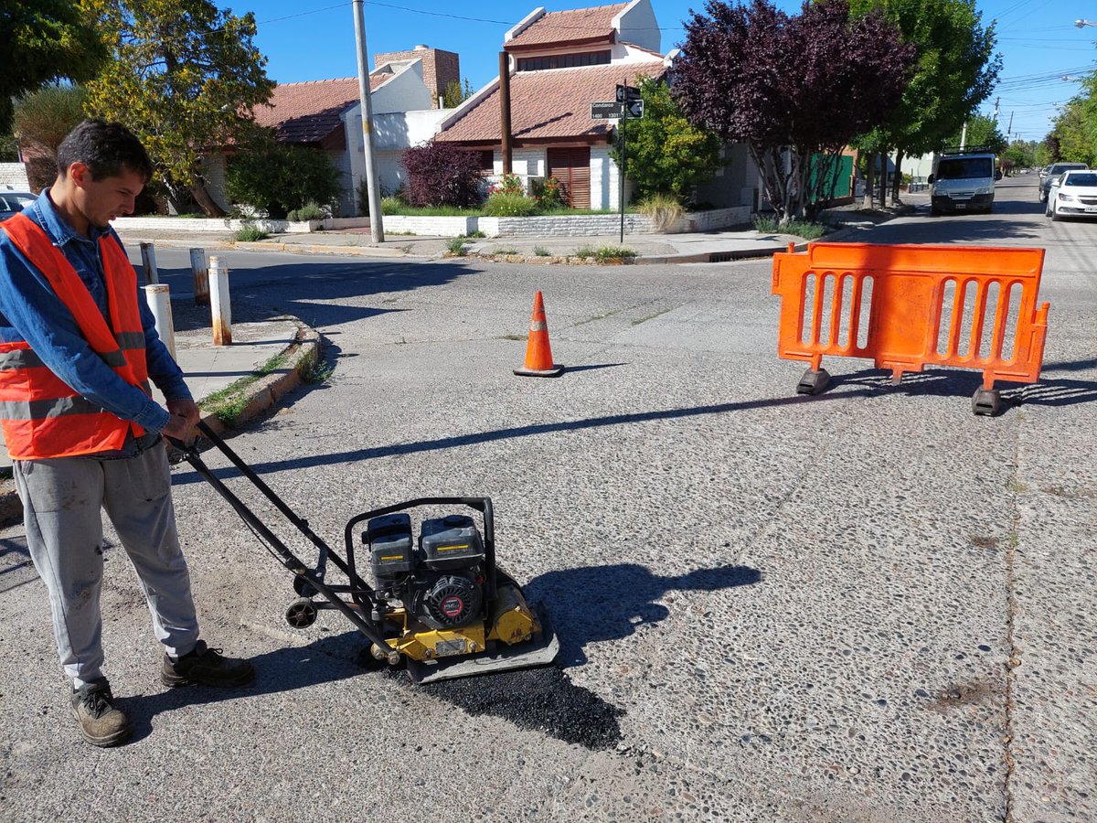 TWAMADERNA's tweet photo. Desplegamos el equipo de bacheo en Fray Luis Beltrán entre Condarco e Irigoyen.
Tareas que realizamos en distintos sectores de la ciudad y que nos ayudan a mejorar las calles de nuestra comunidad.

#TenésTrelew https://t.co/S6hN16Gkdd