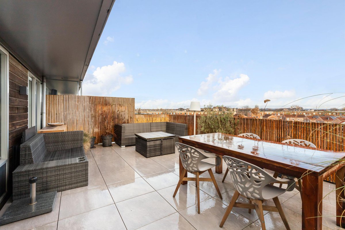 Emilevdhoorn's tweet photo. Tot in de puntjes verzorgd appartement met super dakterras. Deze maisonnette heeft 3 kamers, is speels en modern ingericht en is heerlijk licht. Maak snel een bezichtigingsafspraak, wij laten u de woning graag zien! 

https://t.co/ja89TtGCYd

#VandenHoornMakelaardij #TeKoop https://t.co/2KxYiRbTaw