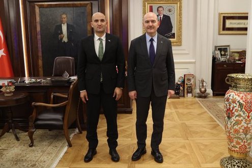 alicanuludagg's tweet photo. İçişleri Bakanı Süleyman Soylu, görevden alınmalı. Neden mi? Sinan Ateş cinayeti şüphelisi eski Ülkü Ocakları yöneticisi Tolgahan Demirbaş olaydan sonra MHP Milletvekili Olcay Kılavuz'un evinde gözaltına alındı. O Olcay Kılavuz, cinayetten 4 gün önce Soylu'yu ziyaret etti. https://t.co/RGEwzvtjhU