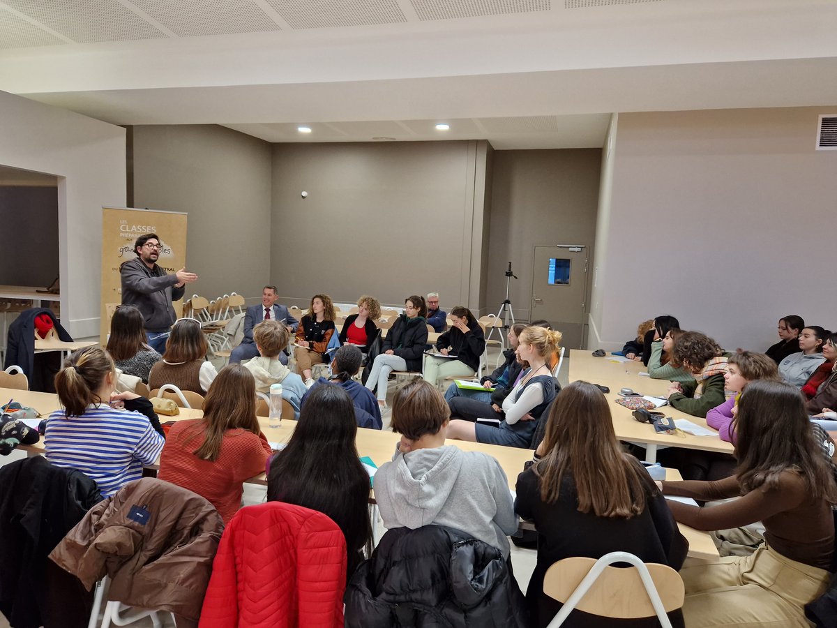 Le 6 décembre 2022, Laurent Donnat et Tiago Rodrigues ont signé une convention de partenariat entre la cité scolaire Frédéric Mistral et le Festival d'Avignon.
Cet évènement officialise une relation de longue date qui ne tend qu'à se développer
#culture #théâtre #festivaldAvignon