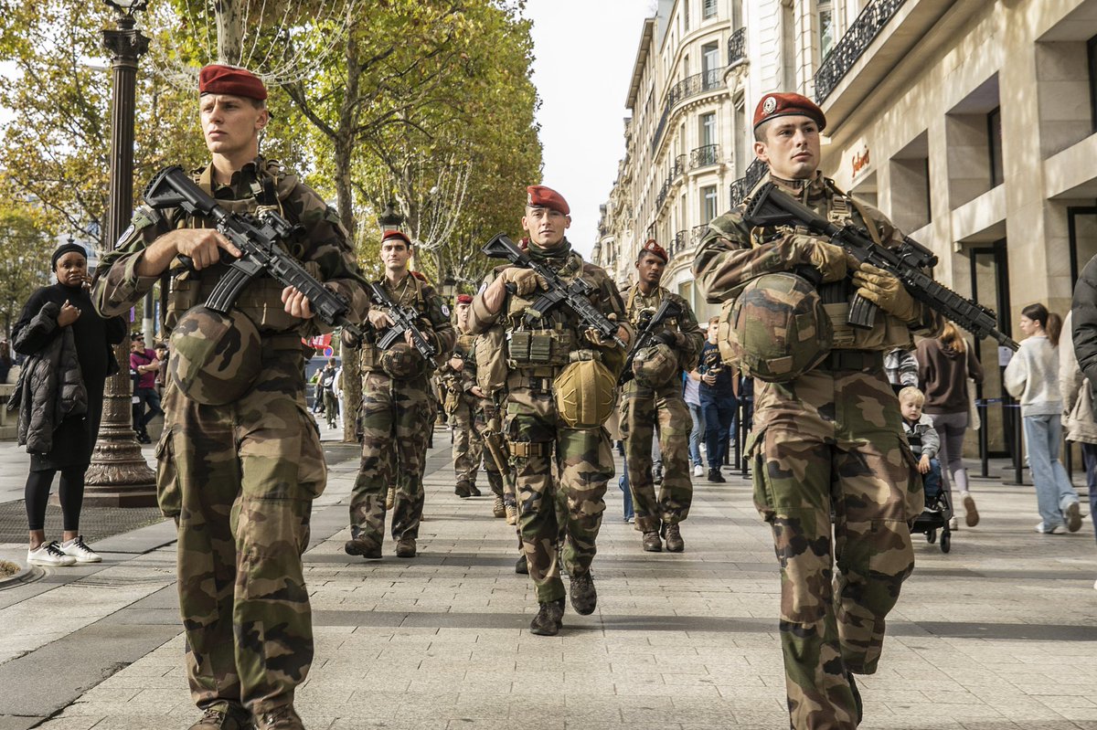 1erRHP's tweet photo. #SoldatDeLaNation #NotreDéfense

Engagement des hussards paras #Entoustemps et #EnTousLieux en soutien des forces de sécurité intérieures pour assurer la sécurité et la défense du territoire national ! Toujours en mesure de réagir pour contribuer à l’assistance aux populations. https://t.co/B1TZBPrx4Y