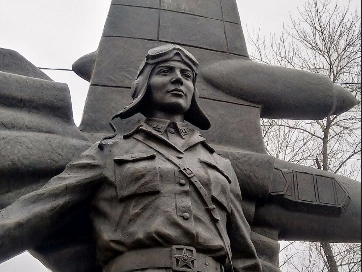 Памятник летчицам. Памятник михаилу сергеевичу бабушкину. Три ивана памятник люберцы. Памятник летчику бабушкину в москве. Памятник летчикам дальней авиации в москве.