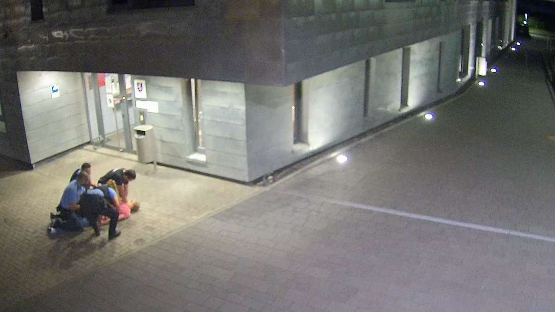 Die Rekonstruktion von Videoaufnahmen belegt Polizeigewalt gegen einen 38-Jährigen. Das Video galt zuvor als gelöscht, die Polizisten schilderten den Vorfall ganz anders. #Polizeiproblem
fr.de/rhein-main/vid…