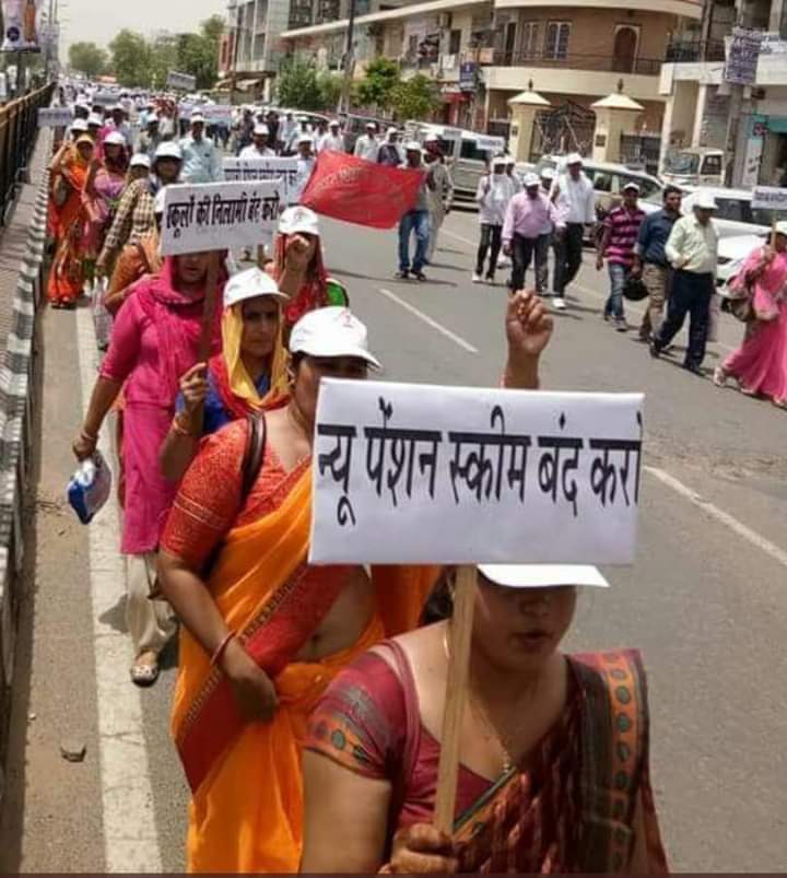 VidhigyaP's tweet photo. #NPS एक धोखा है, सरकार द्वारा कर्मचारियो पर थोपा हैं।
संघर्षों से ही हल निकलेगा, आज नहीं तो कल निकलेगा।#NMOPS 
#पुरानी_पेंशन_बहाल_करो
@vijaykbandhu 
@TrSanjayPatel1 
@ImranSyedDanis1 https://t.co/TcH415904p