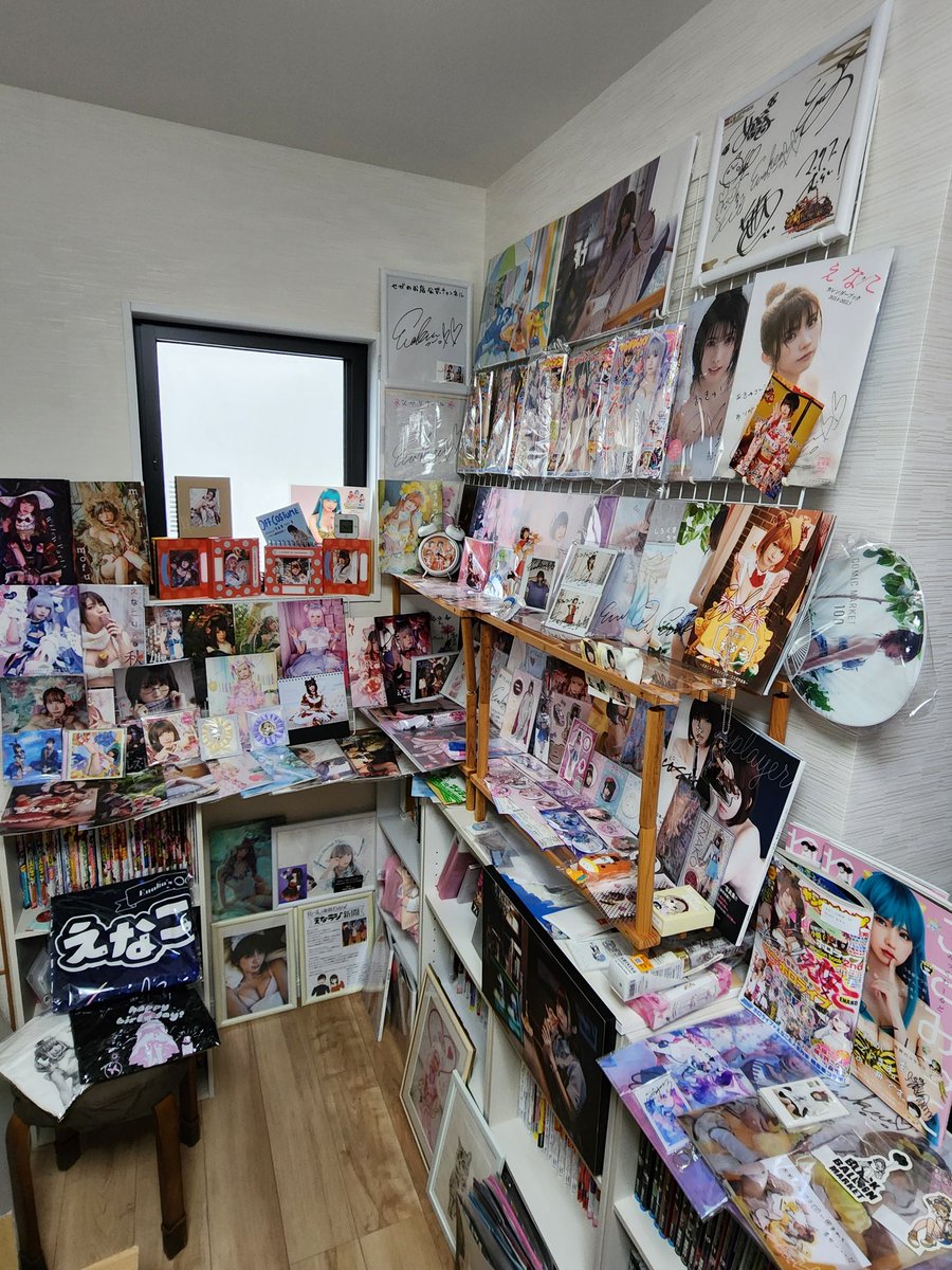 akyu_nano's tweet photo. 純喫茶なえなこりんも飾ってどんどんとえなこりんの写真集やグッズが溢れてきて嬉しい悲鳴♥
そろそろ真剣に増設を考えないともうヤバい💦
こーしてると見たい時にいつでも見れるから最高😘💞

#えなこ
#えなこりん
#えなこみゅ https://t.co/vvcNlyyK55