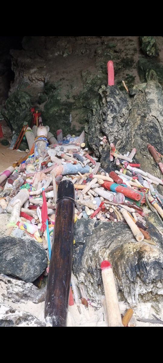 끄라비 프라낭비치 에서 발견한 남근